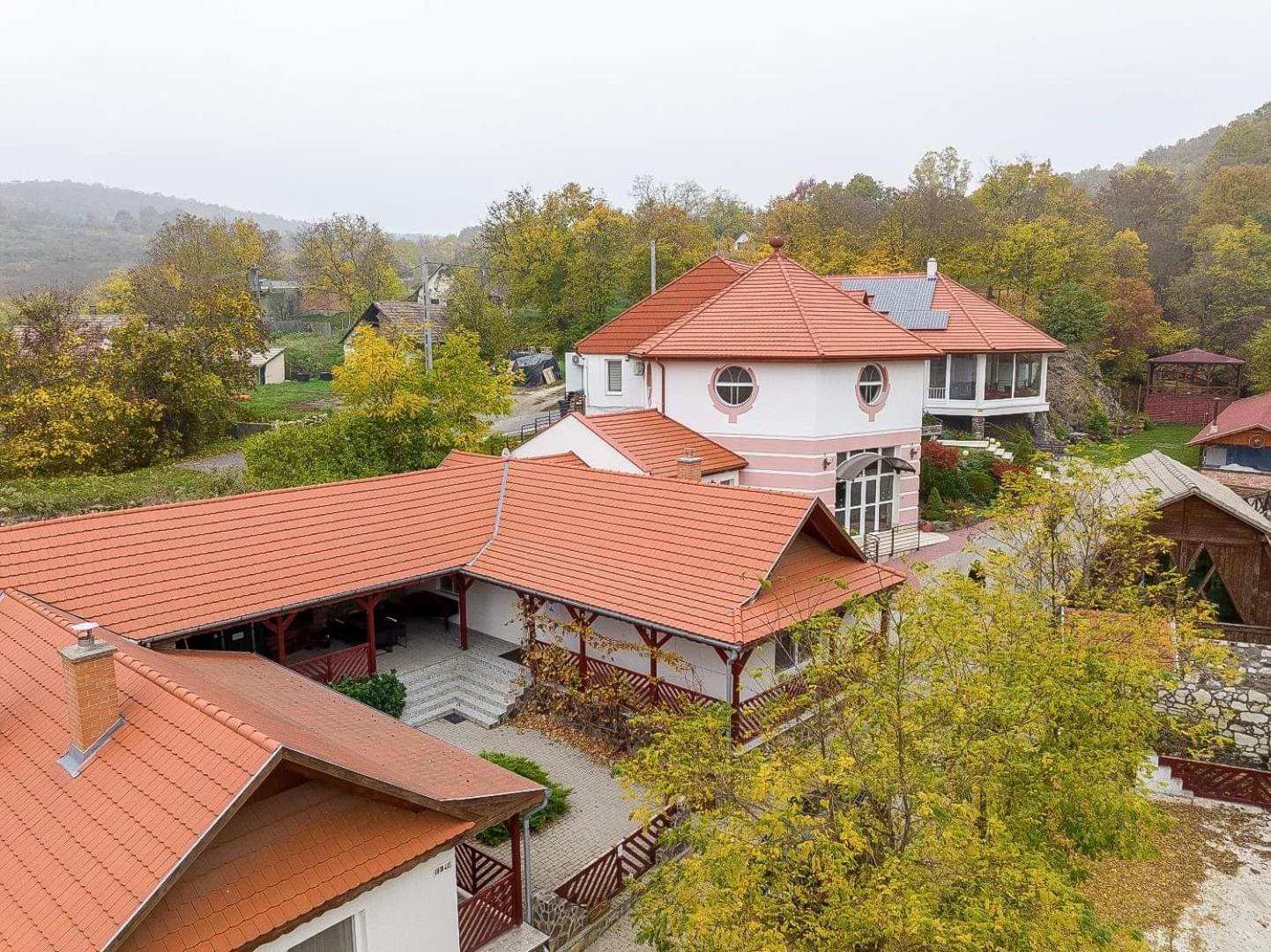 Malom Udvar Panzio Es Etterem Hotel Ber Exterior photo